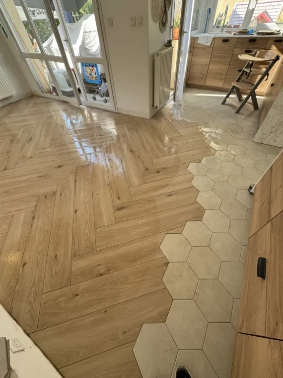 Rénovation des sols d' une maison en carrelage imitation parquet et format hexagonal , Lyon 06, Atelier Céramique & Bois