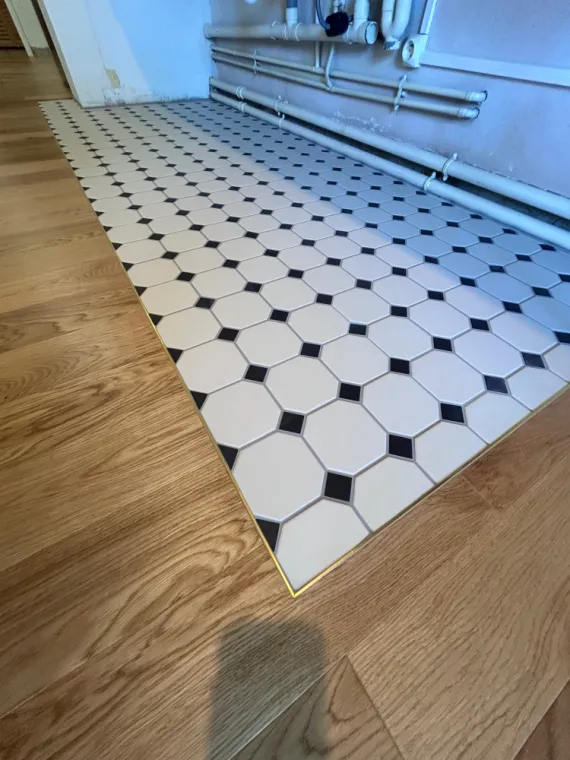 Réalisation d'un tapis carrelage cabochon / parquet , Lyon 06, Atelier Céramique & Bois