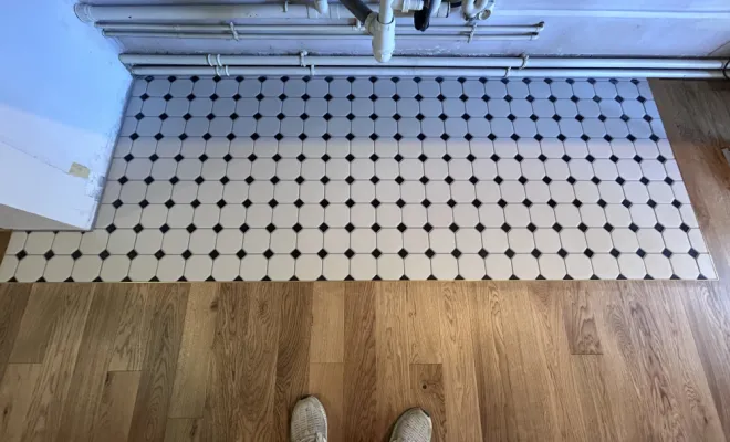 Réalisation d'un tapis carrelage cabochon / parquet , Lyon 06, Atelier Céramique & Bois